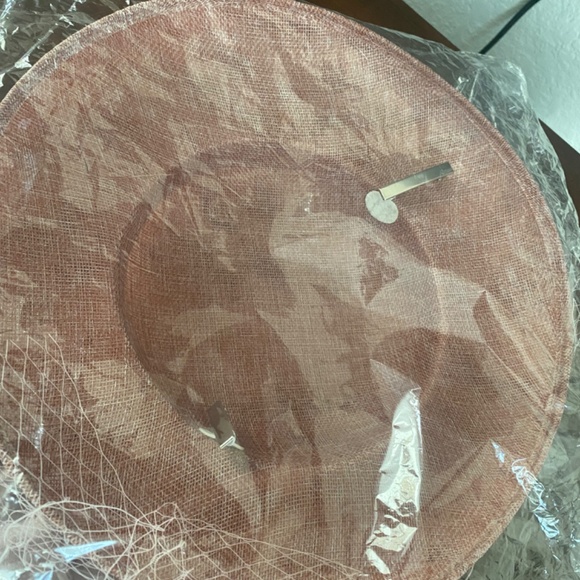 Brand new 12’ fascinator with feathers,net and satin - Picture 7 of 8